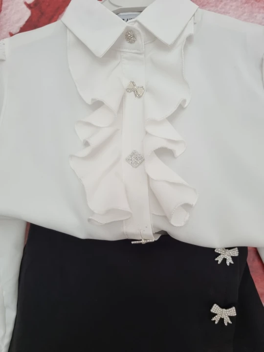 Elegancki zestaw dla dziewczynki, biała koszula i czarna spódniczka