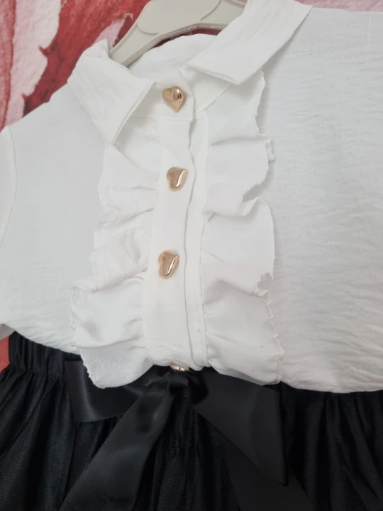Elegancki galowy zestaw, biała koszula z falbanką i czarna tiulowa spódniczka