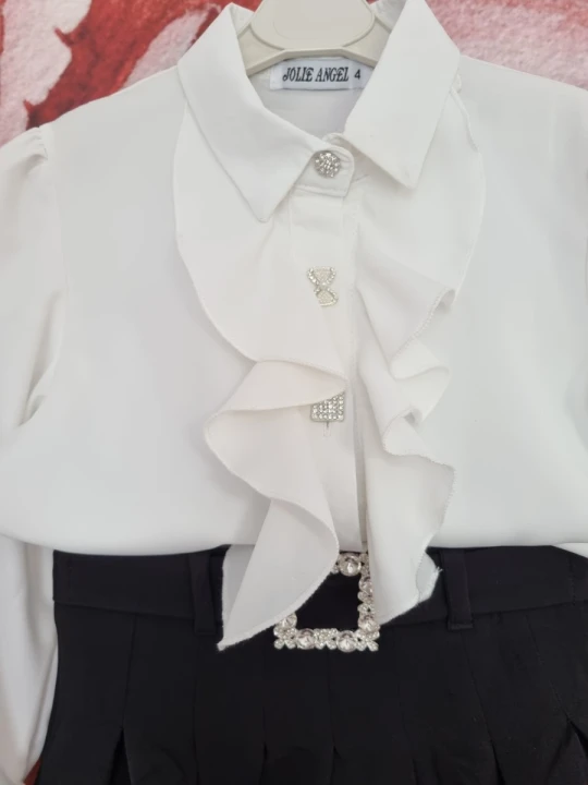 Elegancki zestaw galowy dla dziewczynki, białą koszula  z falbanką i ozdobnymi guzikami i spódniczka z ozdobnym paskiem