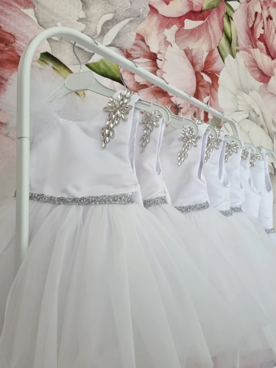 Biała tiulowa sukienka z kokardą dla dziewczynki na wesele, sukienka dla małej druhny