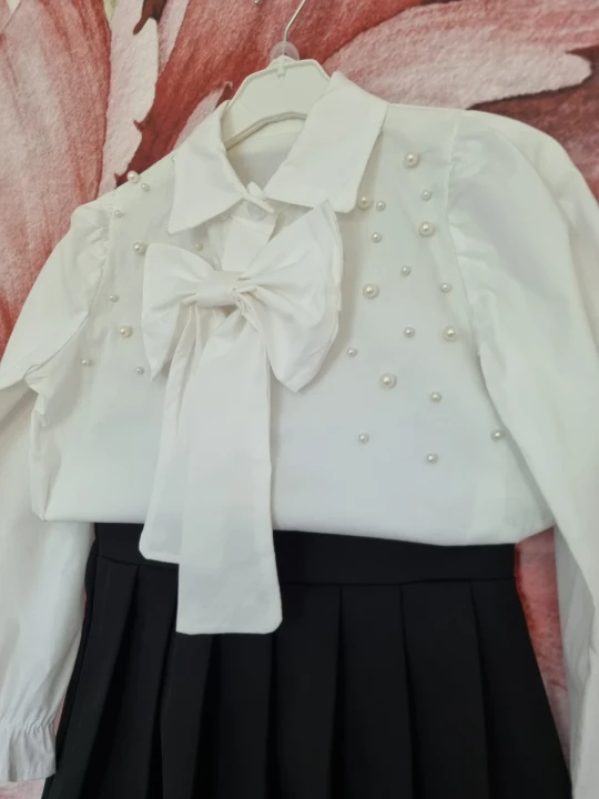 Biała elegancka koszula z długim rękawem dla dziewczynki, z ozdobną kokardą i perełkami